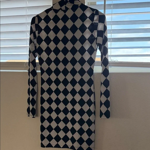 Black and White Diamond Pattern long sleeve bodycon Dress - Picture 5 of 5